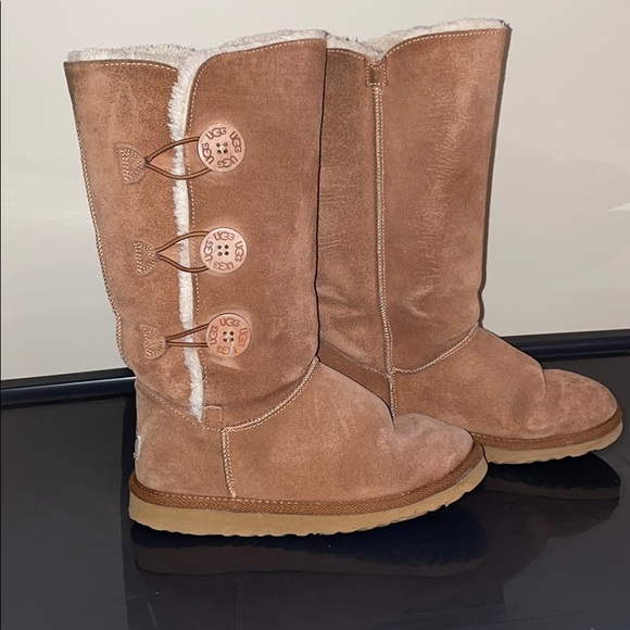 Tall button side Ugg boots - Picture 2 of 4
